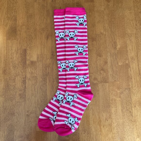 NWOT One pair women's shoe size 9-11 pink skull cross bones knee high socks - Picture 1 of 4